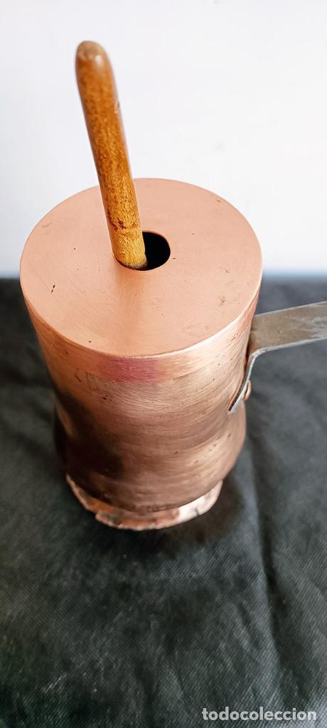 Antig&uuml;edades: Chocolatera de cobre con palo - Foto 3