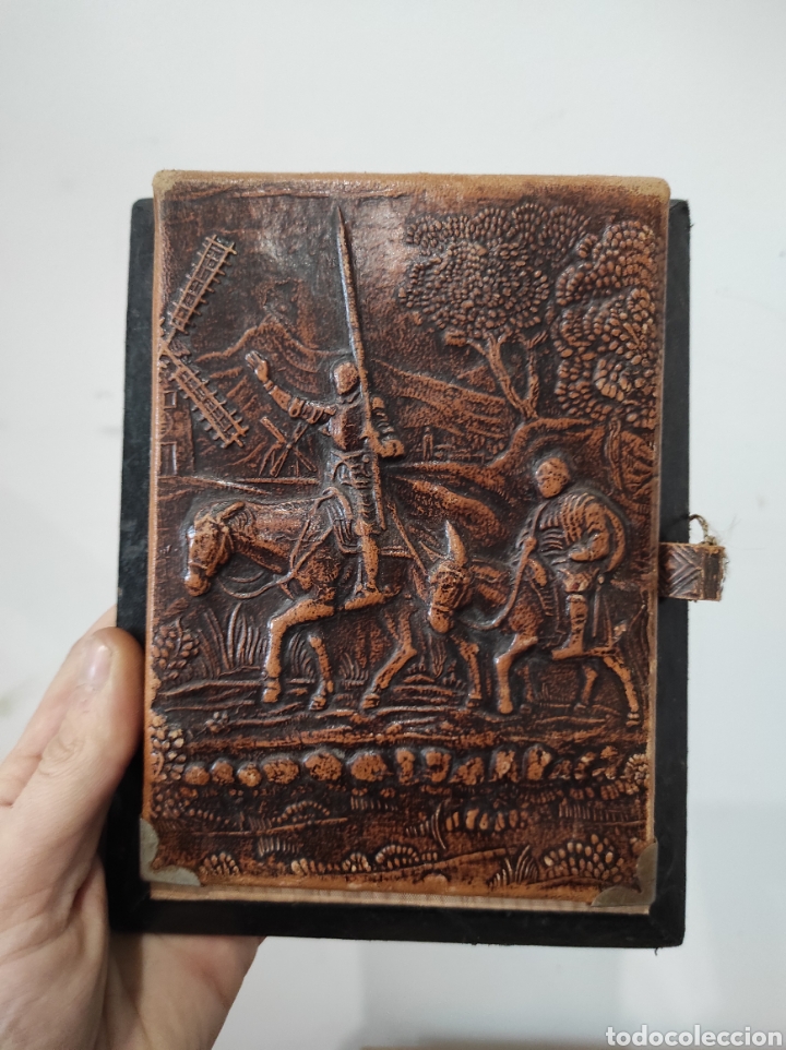 Antig&uuml;edades: Carpeta portadocumentos, escritorio, cuero repujado, Quijote.