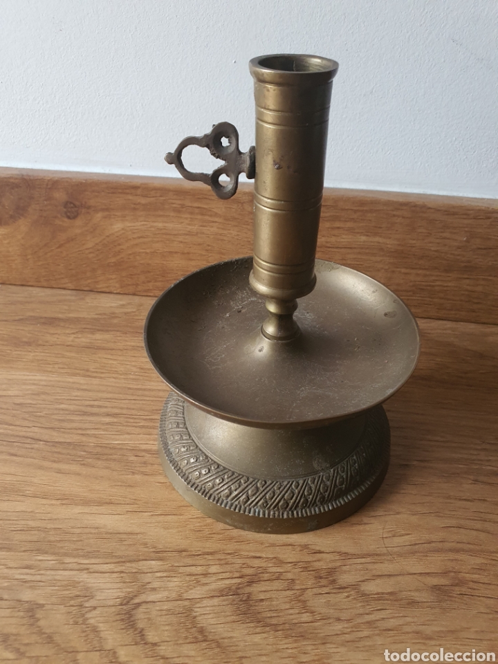 Antig&uuml;edades: palmatoria candelera bronce . - Foto 3