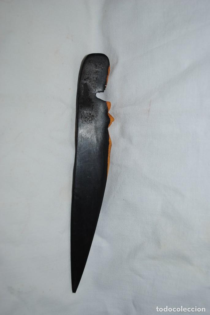 Antig&uuml;edades: ABRECARTAS DE MADERA TALLADA . - Foto 2