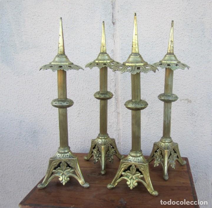 Antig&uuml;edades: Cuatro candelabros de bronce grabado, SXIX - Foto 1