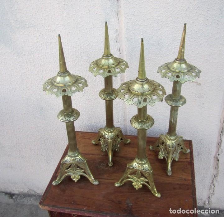 Antig&uuml;edades: Cuatro candelabros de bronce grabado, SXIX - Foto 2