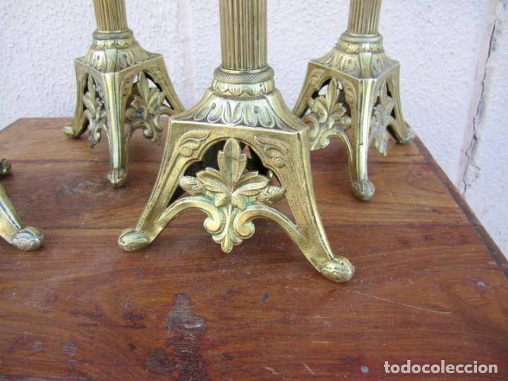 Antig&uuml;edades: Cuatro candelabros de bronce grabado, SXIX - Foto 3