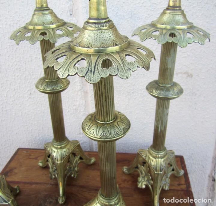 Antig&uuml;edades: Cuatro candelabros de bronce grabado, SXIX - Foto 4