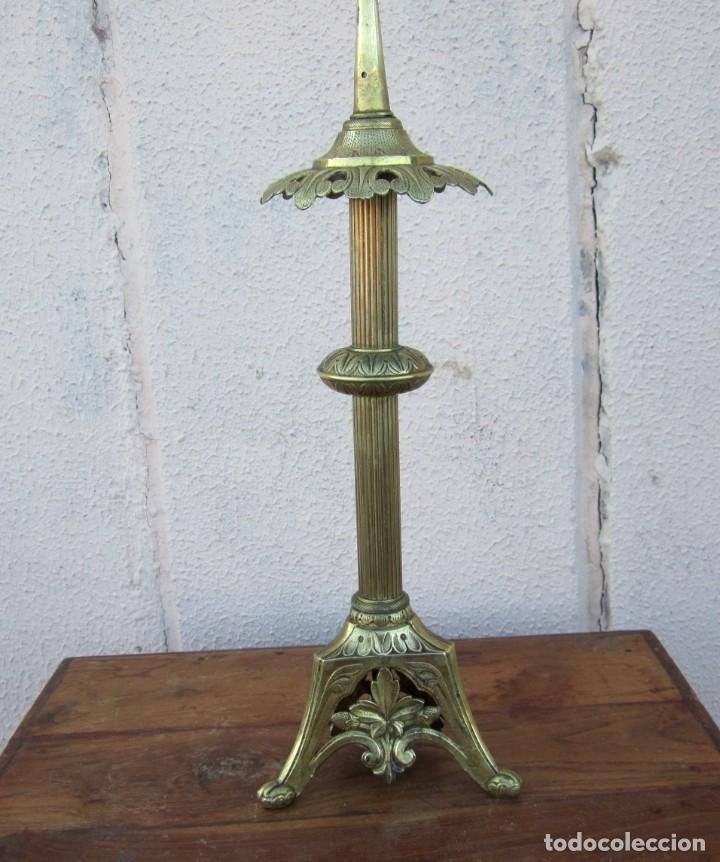 Antig&uuml;edades: Cuatro candelabros de bronce grabado, SXIX - Foto 5