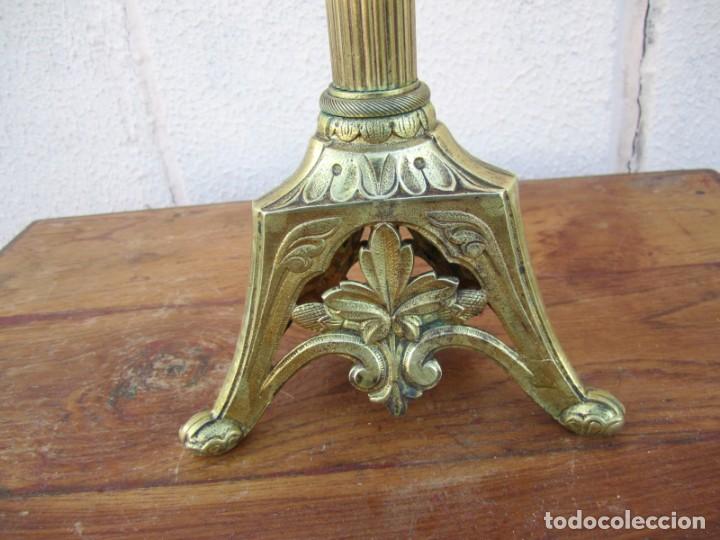 Antig&uuml;edades: Cuatro candelabros de bronce grabado, SXIX - Foto 6