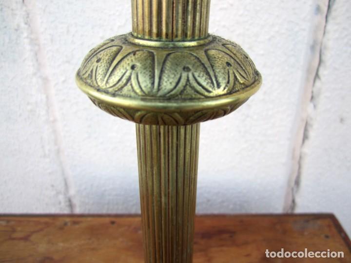 Antig&uuml;edades: Cuatro candelabros de bronce grabado, SXIX - Foto 7
