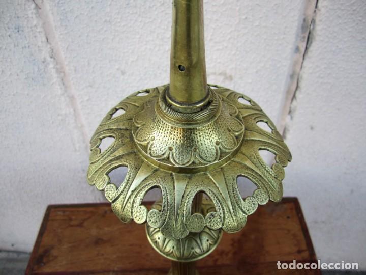 Antig&uuml;edades: Cuatro candelabros de bronce grabado, SXIX - Foto 8