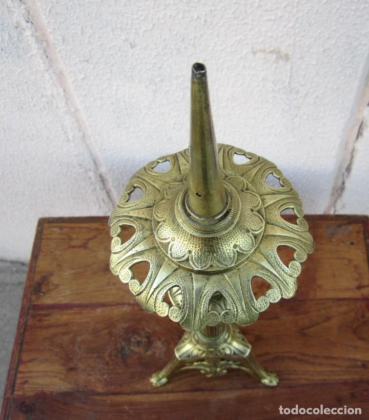 Antig&uuml;edades: Cuatro candelabros de bronce grabado, SXIX - Foto 9