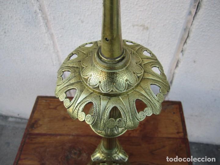 Antig&uuml;edades: Cuatro candelabros de bronce grabado, SXIX - Foto 10