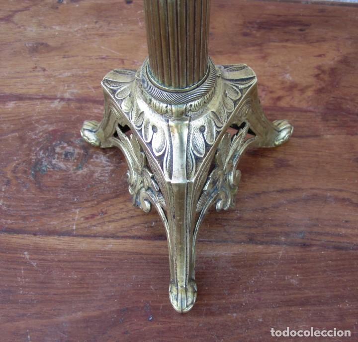 Antig&uuml;edades: Cuatro candelabros de bronce grabado, SXIX - Foto 11