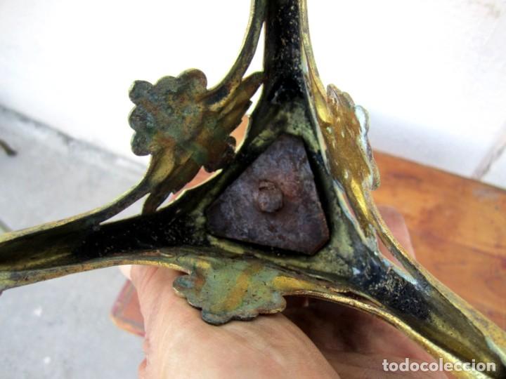 Antig&uuml;edades: Cuatro candelabros de bronce grabado, SXIX - Foto 12