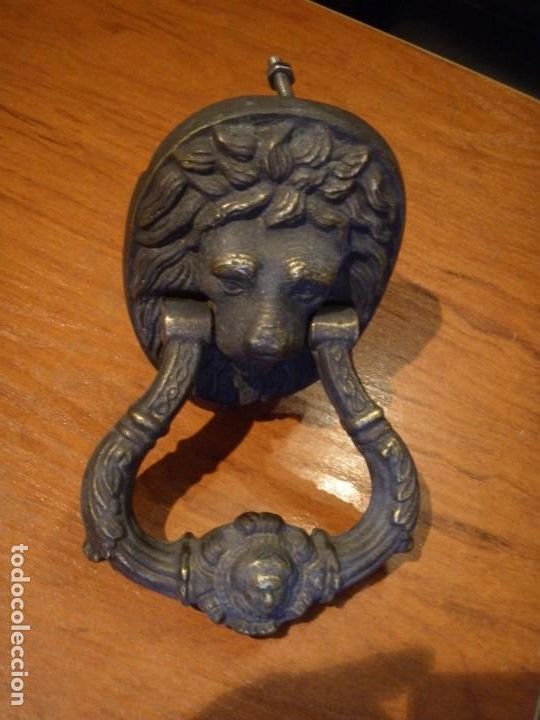 Antig&uuml;edades: IMPRESIONANTE ALDABA PICAPORTE DE BRONCE LEON - Foto 1