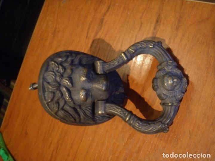 Antig&uuml;edades: IMPRESIONANTE ALDABA PICAPORTE DE BRONCE LEON - Foto 2