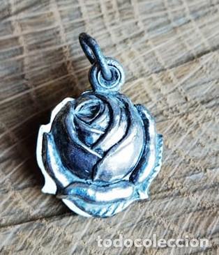 Antig&uuml;edades: Medalla Virgen dentro de una flor - Foto 1