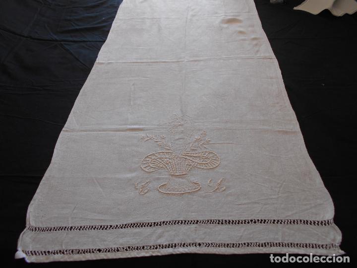Antig&uuml;edades: ANTIGUA TOALLA EN ALGODON BORDA A MANO CON VAINICA EN EL FILO, MIDE 132 61 CMS.