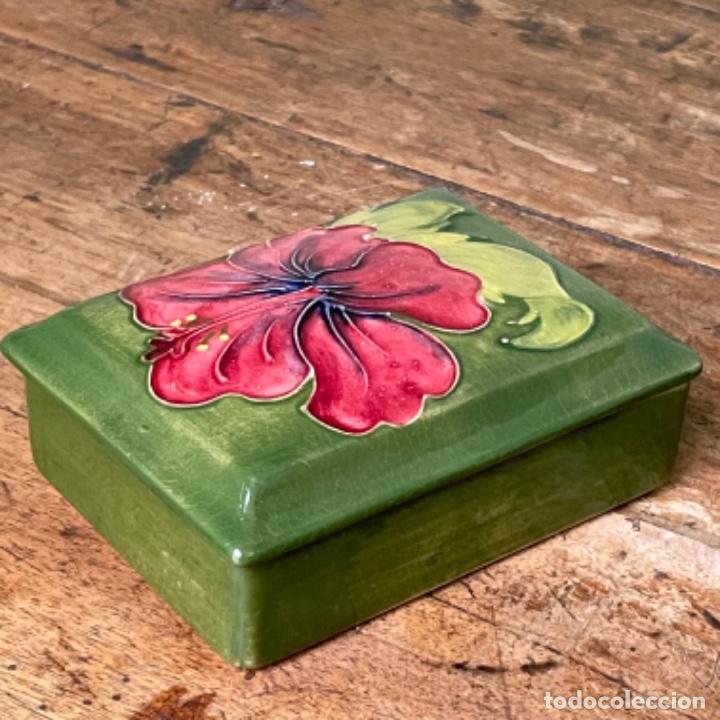 Antig&uuml;edades: Caja de Moorcroft rectangular de 12x9cm - Foto 1