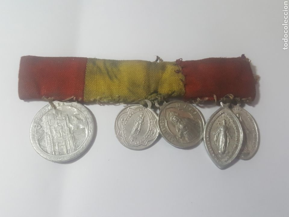 Antig&uuml;edades: PRECIOSA BANDA CON 5 MEDALLAS. UNA DE ELLAS EL CRISTO DE LIMPIAS. CANTABRIA. S. XIX