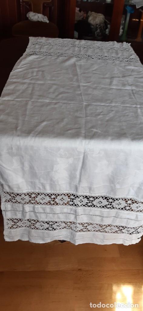 Antiguidades: ANTIGUA TOALLA DE ALGODON ADAMASCADO CON MEZCLA DE SEDA, CON ENCAJE DE BOLILLOS Y VAINICA. CON DEFEC