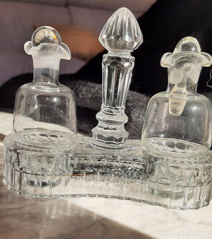 Antig&uuml;edades: ACEITERA Y VINAGRERA DE CRISTAL PRENSADO - Foto 2