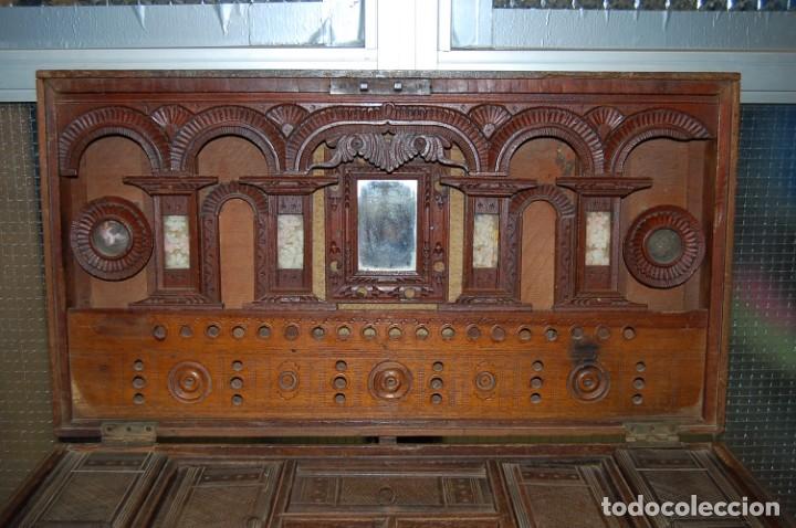 Antig&uuml;edades: BAUL DE VIAJE TALLADO S.XIX - Foto 1