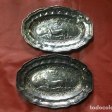 Antigüedades: 2 BANDEJA O CENTRO VACIA BOLSILLOS DE LA CASA VALENTI CON FIGURA DE GALGO, FLOR DE LIS Y CORONA