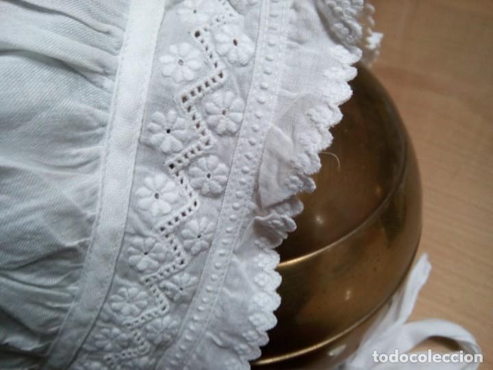 Antig&uuml;edades: * GORRO CON BORDADO SUIZO. (Rf:364/a) - Foto 2