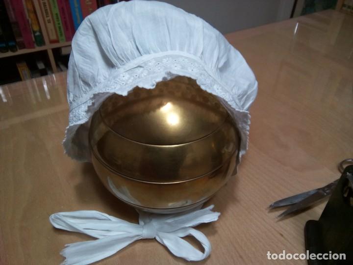 Antig&uuml;edades: * GORRO CON BORDADO SUIZO. (Rf:364/a) - Foto 3