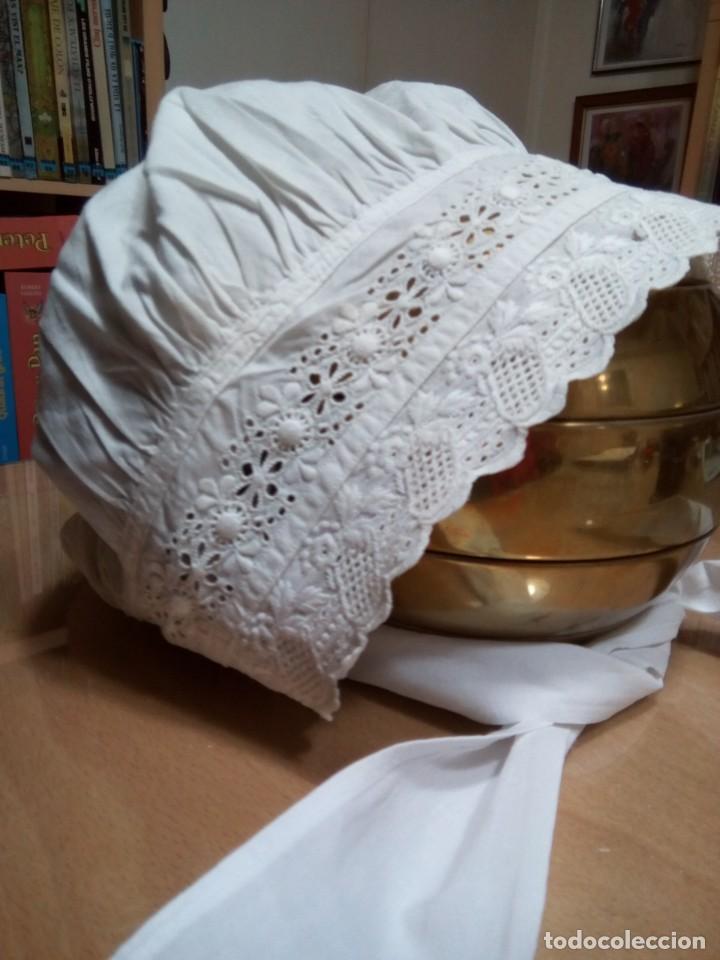 Antig&uuml;edades: * GORRO CON BORDADO SUIZO. (Rf:327/a) - Foto 1