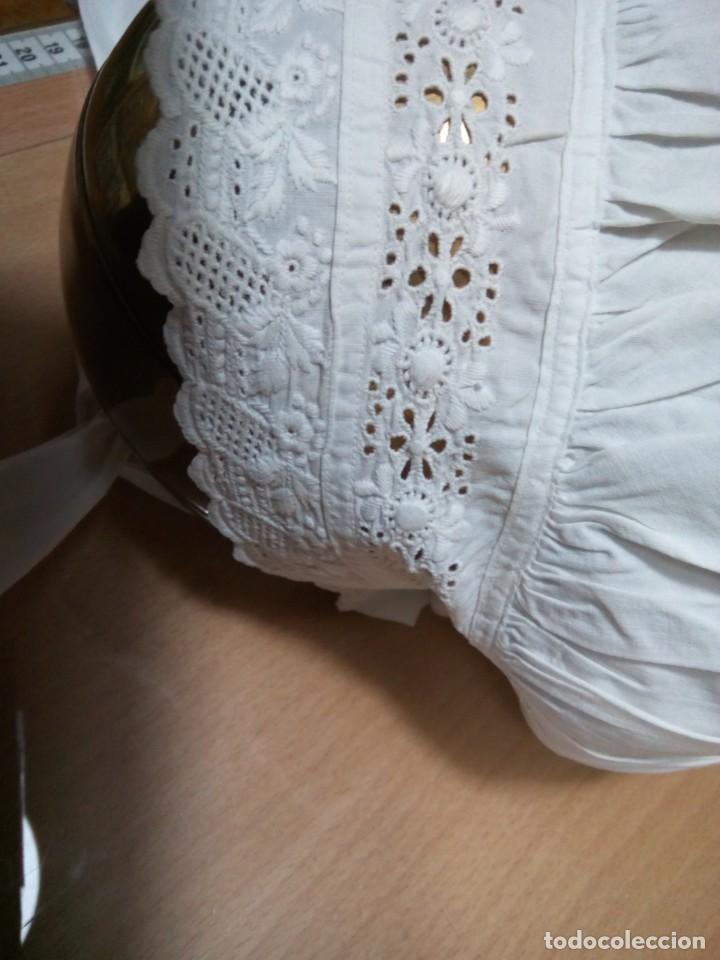 Antig&uuml;edades: * GORRO CON BORDADO SUIZO. (Rf:327/a) - Foto 2