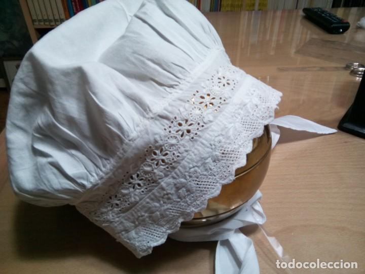 Antig&uuml;edades: * GORRO CON BORDADO SUIZO. (Rf:289/a) - Foto 1