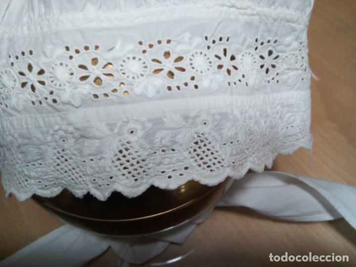 Antig&uuml;edades: * GORRO CON BORDADO SUIZO. (Rf:289/a) - Foto 2