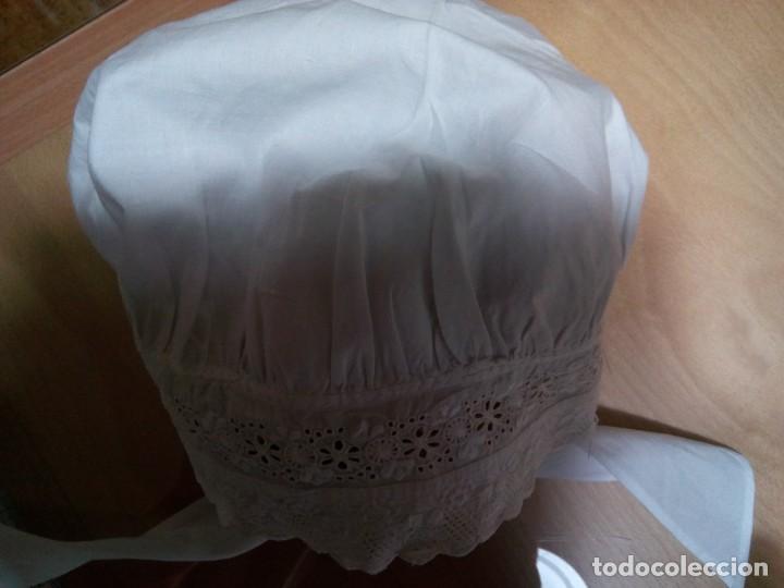 Antig&uuml;edades: * GORRO CON BORDADO SUIZO. (Rf:289/a) - Foto 4