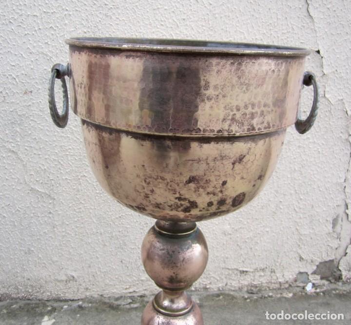 Antig&uuml;edades: Macetero de bronce y laton - Foto 3