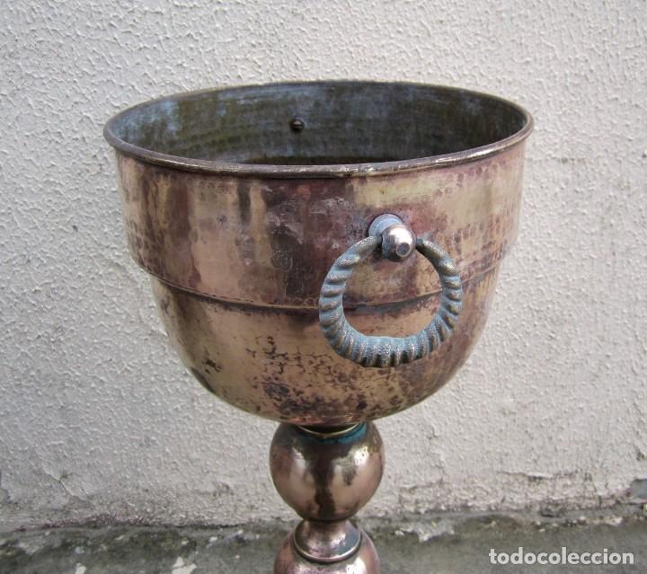 Antig&uuml;edades: Macetero de bronce y laton - Foto 6