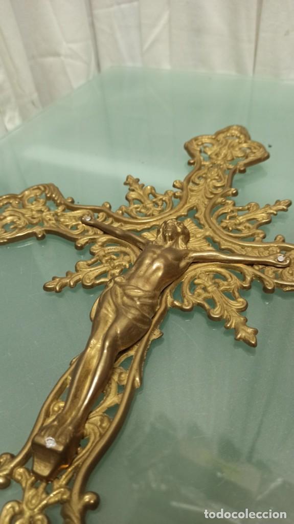 Antig&uuml;edades: CRUCIFIJO COLGAR EN BRONCE CALADO - Foto 1