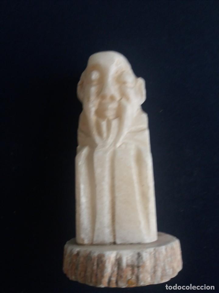 Antiguidades: Buda esculpido en m&aacute;rmol altura 12,5 cm base 6 cm