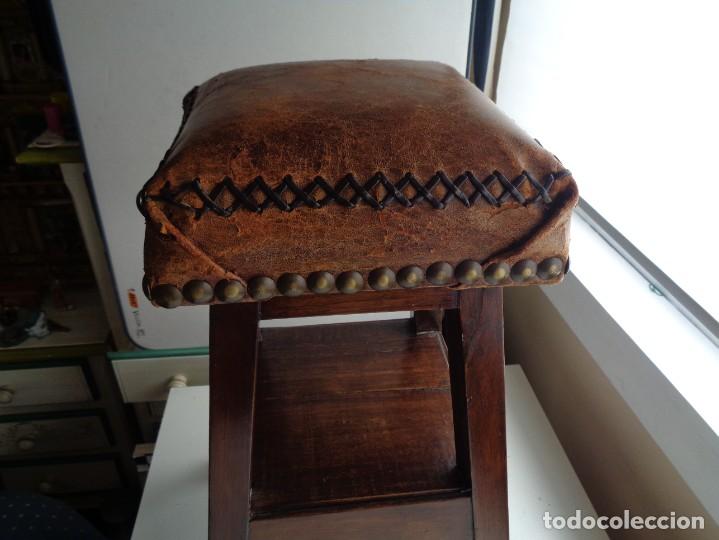 Antig&uuml;edades: ANTIGUO TABURETE DE MADERA CON CUERO - Foto 2