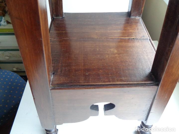 Antig&uuml;edades: ANTIGUO TABURETE DE MADERA CON CUERO - Foto 4