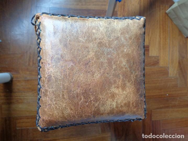 Antig&uuml;edades: ANTIGUO TABURETE DE MADERA CON CUERO - Foto 5