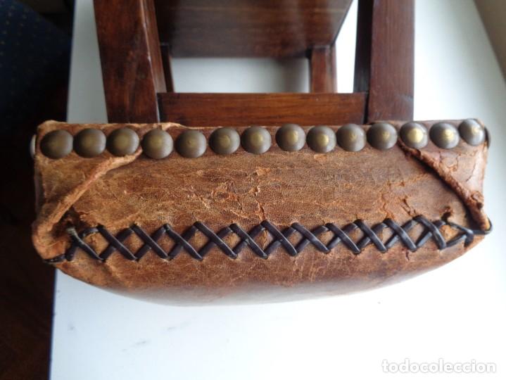 Antig&uuml;edades: ANTIGUO TABURETE DE MADERA CON CUERO - Foto 6