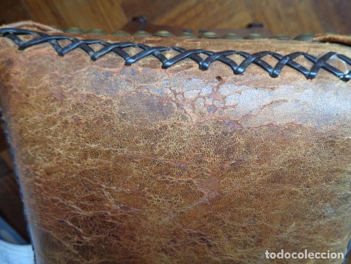 Antig&uuml;edades: ANTIGUO TABURETE DE MADERA CON CUERO - Foto 7