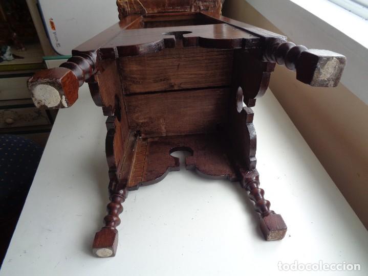 Antig&uuml;edades: ANTIGUO TABURETE DE MADERA CON CUERO - Foto 8