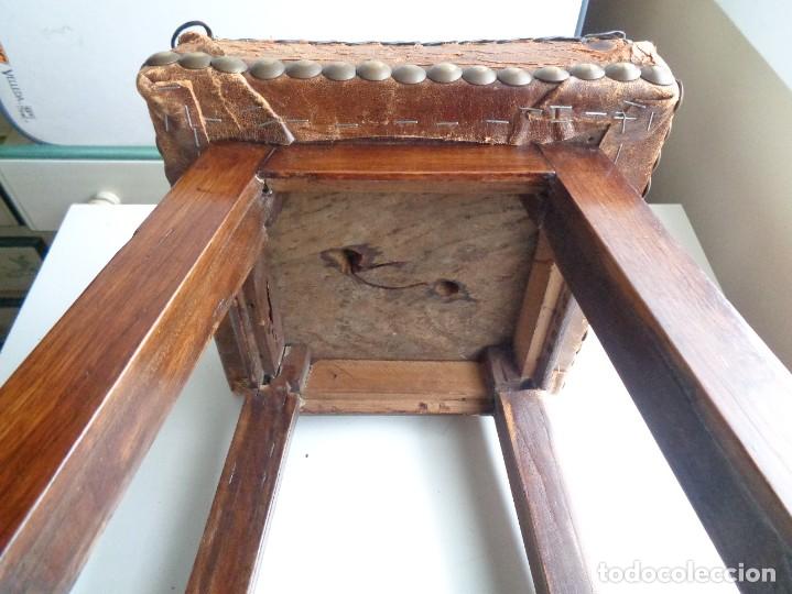 Antig&uuml;edades: ANTIGUO TABURETE DE MADERA CON CUERO - Foto 9