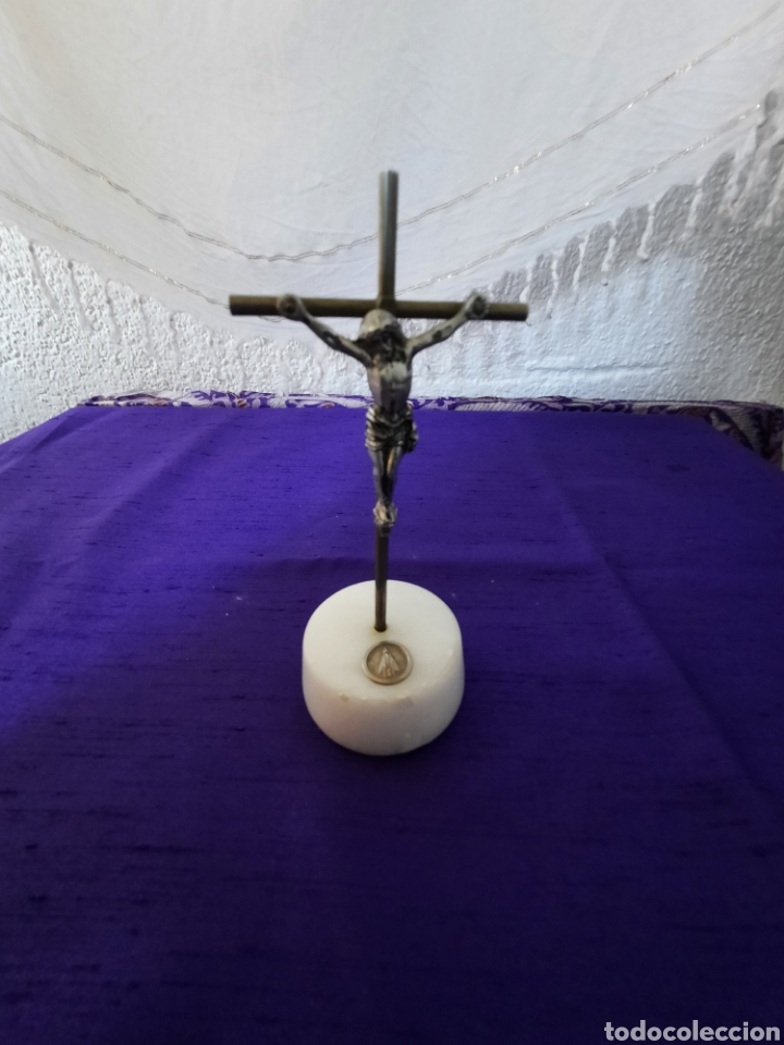 Antiquit&auml;ten: Cristo crucifijo de Quintanar de la Orden con pie de marmol y Virgen de la Piedad incrustada.