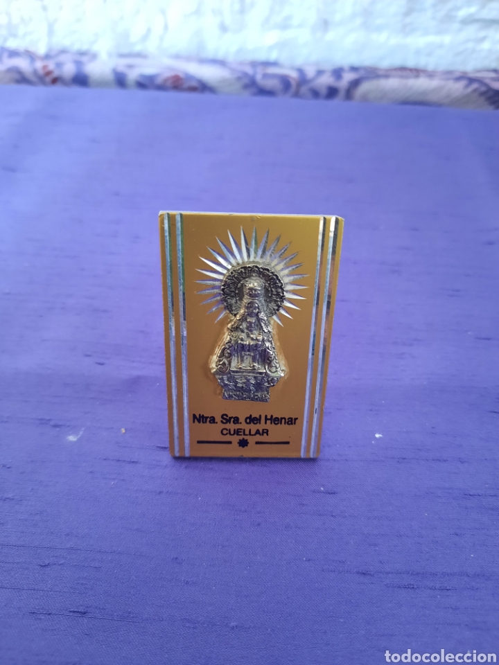 Antiguidades: Capillita de noche recuerdo Virgen del Henar Cuellar Segovia en metal plateado.