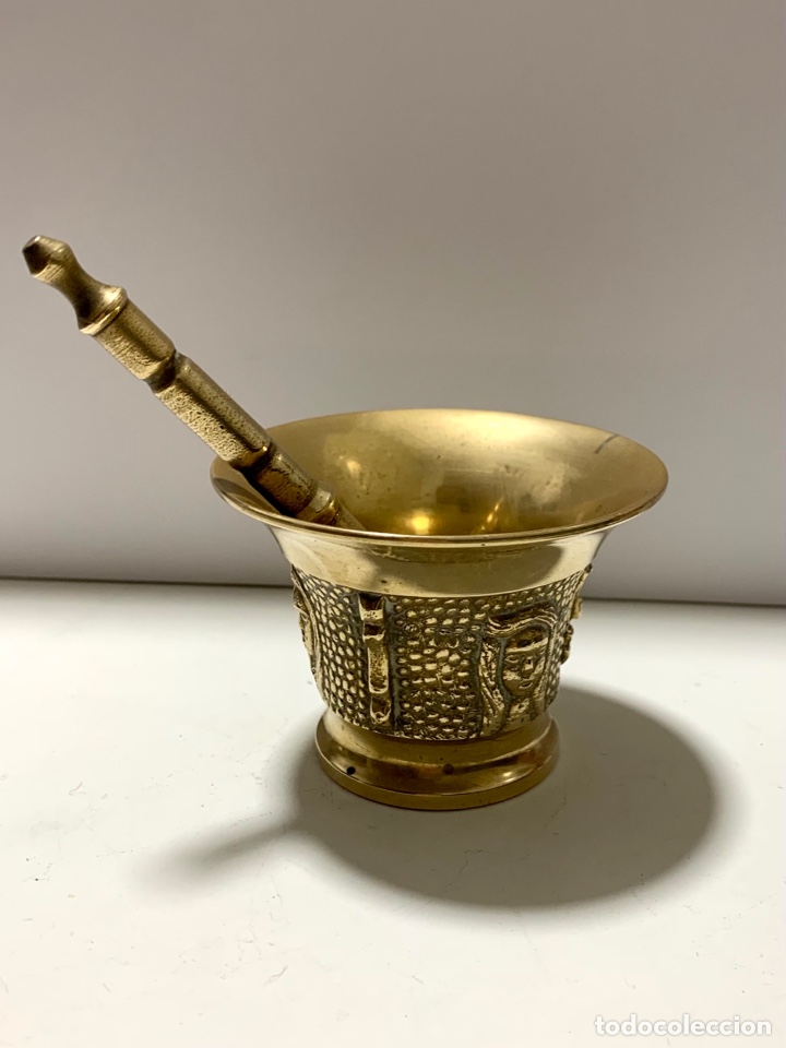 Antig&uuml;edades: Mortero de bronce / Relieves caras de mujer - Foto 1