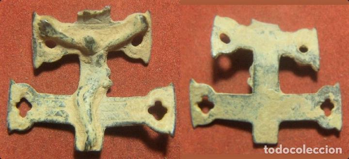 Antig&uuml;edades: Parte de una antigua cruz de bronce - Foto 1