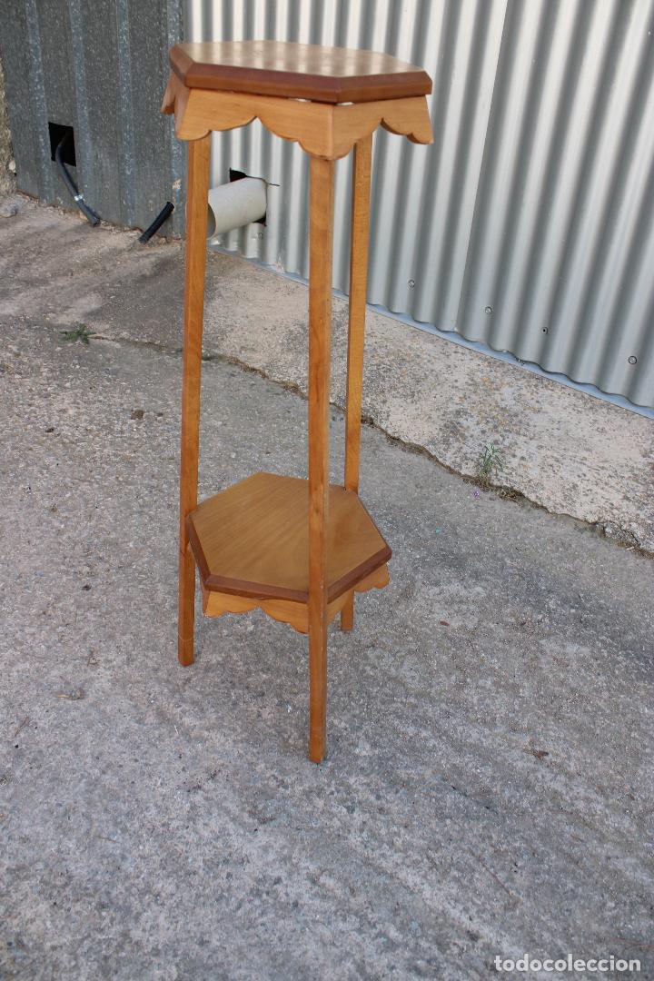 Antig&uuml;edades: mesita peana de madera - Foto 6