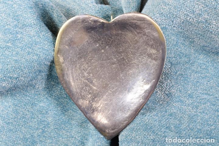 Antiguidades: Coraz&oacute;n de lat&oacute;n modernista. Servilletero. Modernist brass heart. Napkin ring.